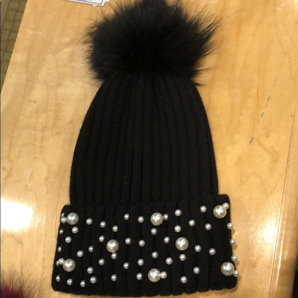 Pom-pom hats - Picture 3 of 4